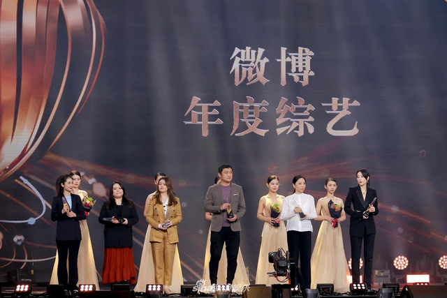 彭榆博、樊亚洁、徐扬、易哲、陈虹、李斯丹妮登台领取荣誉