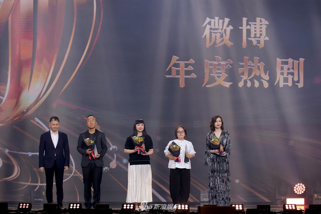 吕超、陈菲、傅斌星、戴莹登台领取荣誉