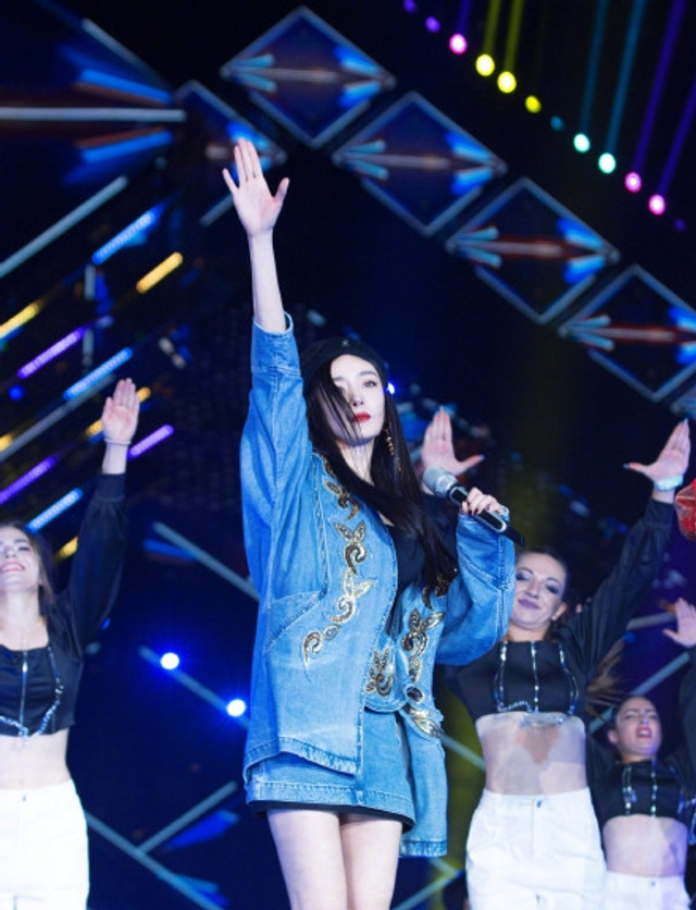 组图:2020跨年名场面!TF合体王一博水中唱跳肖战张艺兴合唱