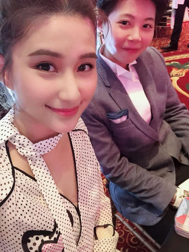 组图:阿娇婚礼现场照曝光超美 被赖弘国亲吻额头说誓言感动落泪