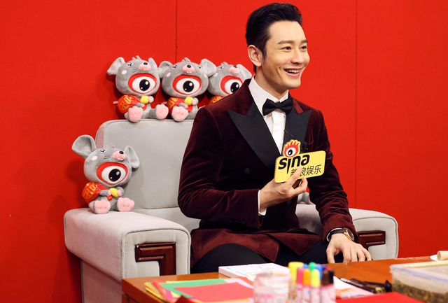 组图：黄晓明酒红色丝绒西服亮相专访 梳背头霸道总裁范儿十足