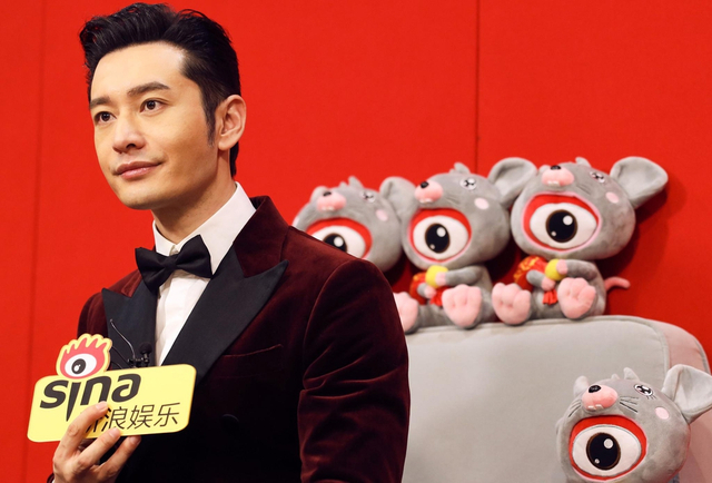 黄晓明酒红色丝绒西服亮相