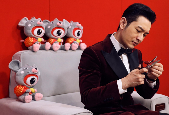 组图：黄晓明酒红色丝绒西服亮相专访 梳背头霸道总裁范儿十足