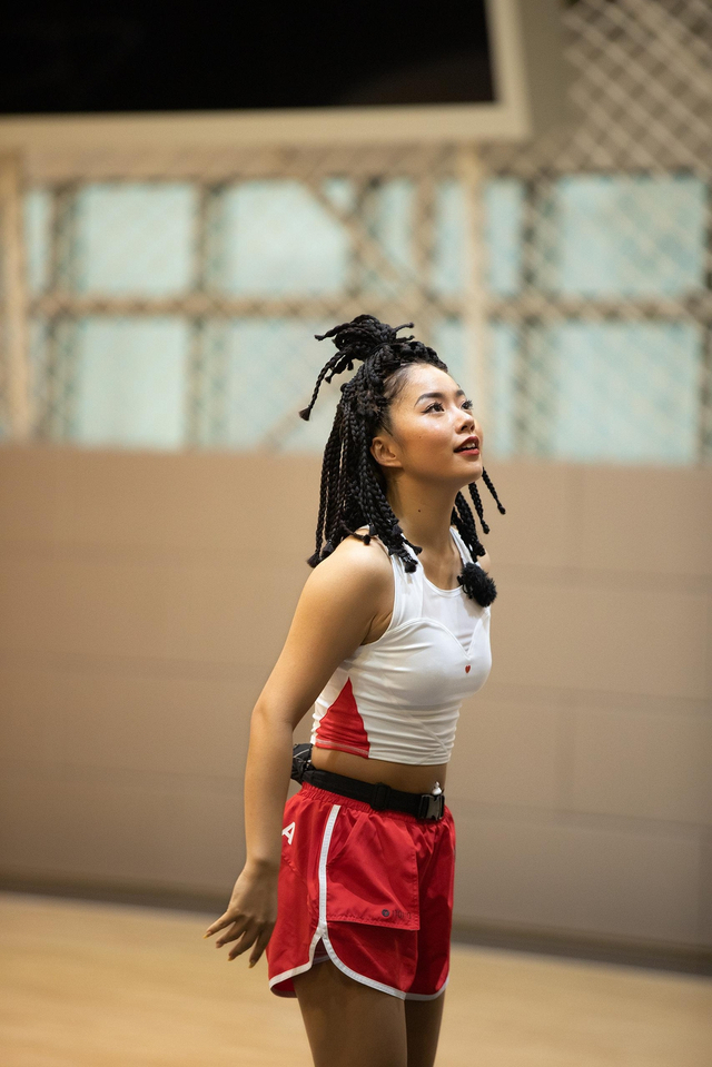 王菊丸子头脏辫又酷又飒 运动少女健身活力满满_新浪图片