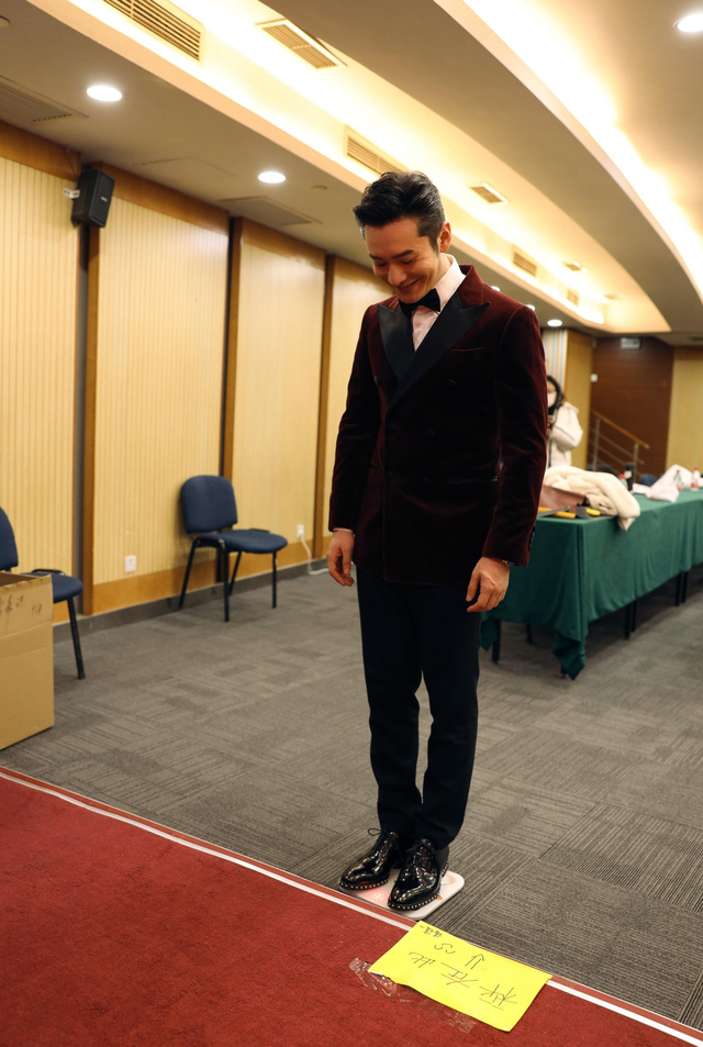 组图：黄晓明酒红色丝绒西服亮相专访 梳背头霸道总裁范儿十足