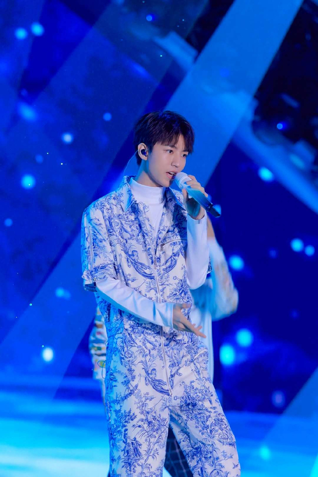 组图:2020跨年名场面!TF合体王一博水中唱跳肖战张艺兴合唱