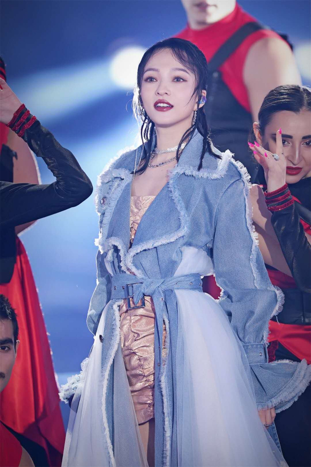 组图:2020跨年名场面!TF合体王一博水中唱跳肖战张艺兴合唱