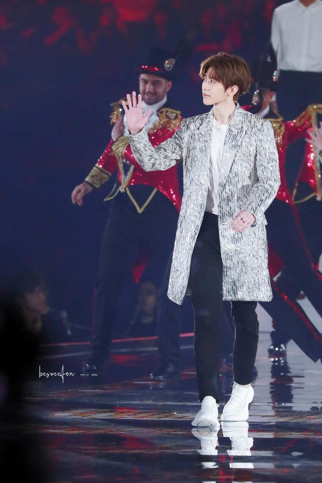 组图:2020跨年名场面!TF合体王一博水中唱跳肖战张艺兴合唱