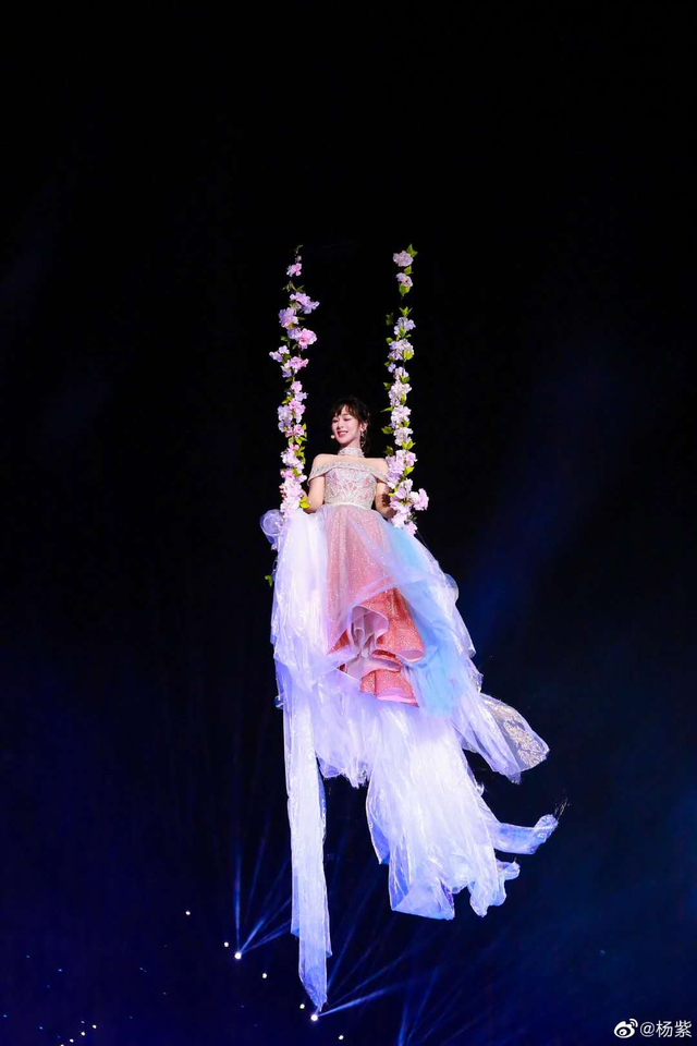 组图:2020跨年名场面!TF合体王一博水中唱跳肖战张艺兴合唱