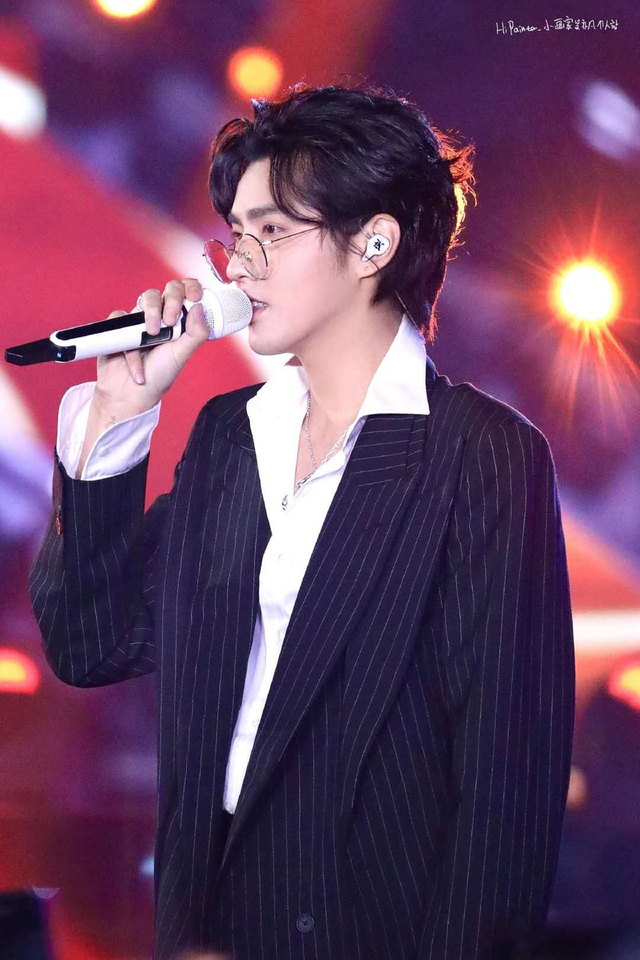 组图:2020跨年名场面!TF合体王一博水中唱跳肖战张艺兴合唱