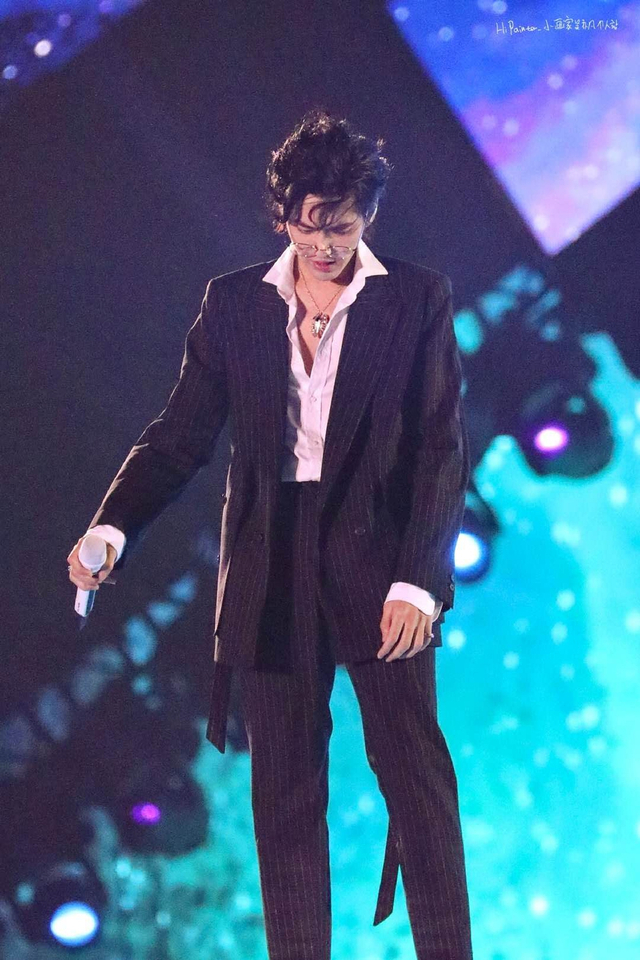 组图:2020跨年名场面!TF合体王一博水中唱跳肖战张艺兴合唱