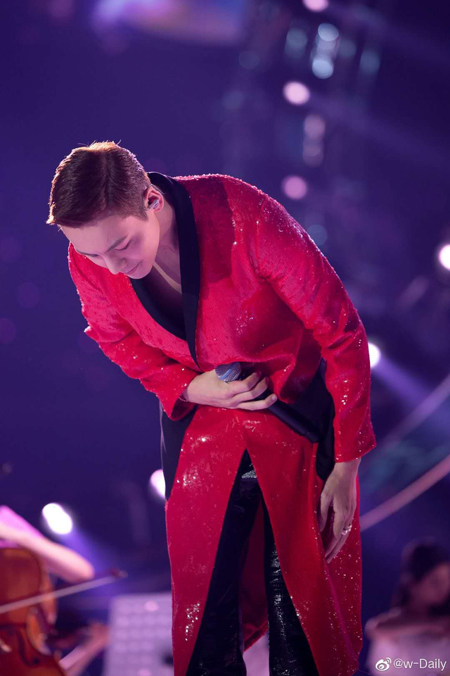 组图:2020跨年名场面!TF合体王一博水中唱跳肖战张艺兴合唱