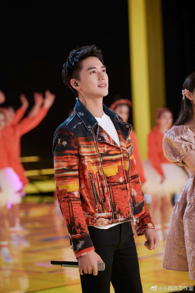 组图:2020跨年名场面!TF合体王一博水中唱跳肖战张艺兴合唱