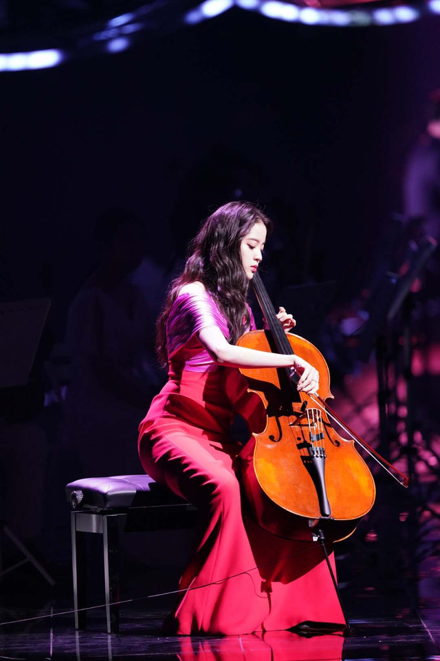 组图:2020跨年名场面!TF合体王一博水中唱跳肖战张艺兴合唱