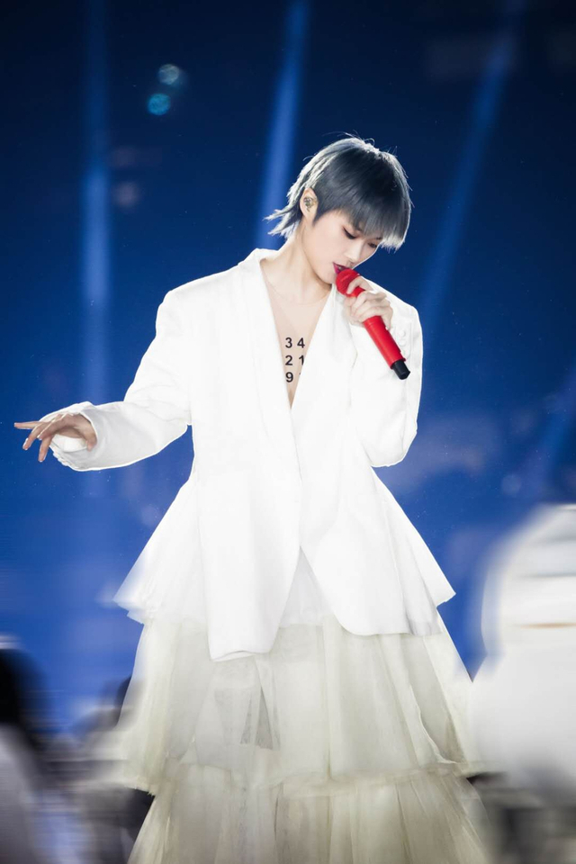 组图:2020跨年名场面!TF合体王一博水中唱跳肖战张艺兴合唱