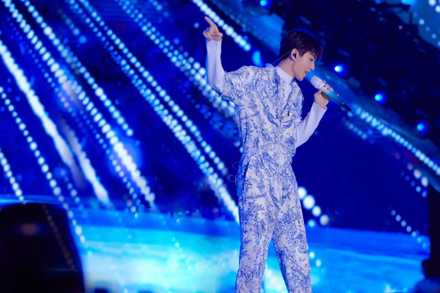 组图:2020跨年名场面!TF合体王一博水中唱跳肖战张艺兴合唱