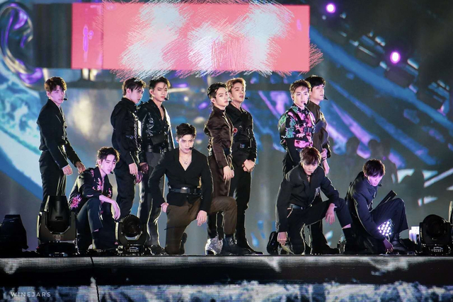 组图:2020跨年名场面!TF合体王一博水中唱跳肖战张艺兴合唱