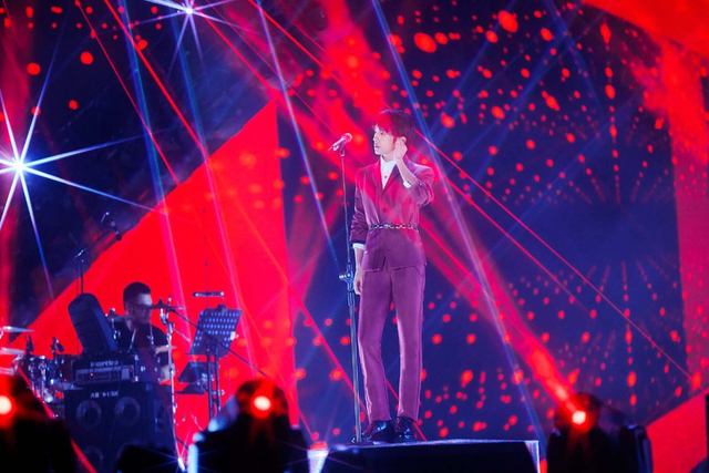 组图:2020跨年名场面!TF合体王一博水中唱跳肖战张艺兴合唱