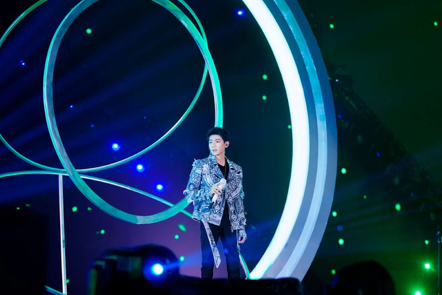 组图:2020跨年名场面!TF合体王一博水中唱跳肖战张艺兴合唱