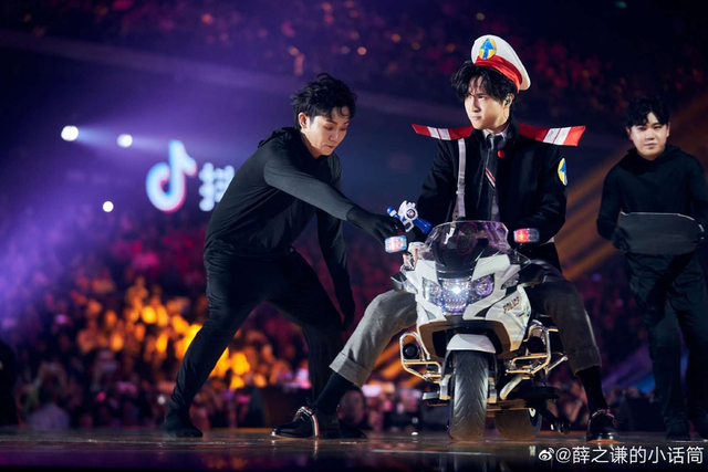 组图:2020跨年名场面!TF合体王一博水中唱跳肖战张艺兴合唱