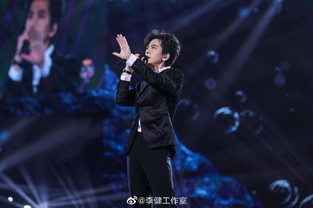 组图:2020跨年名场面!TF合体王一博水中唱跳肖战张艺兴合唱