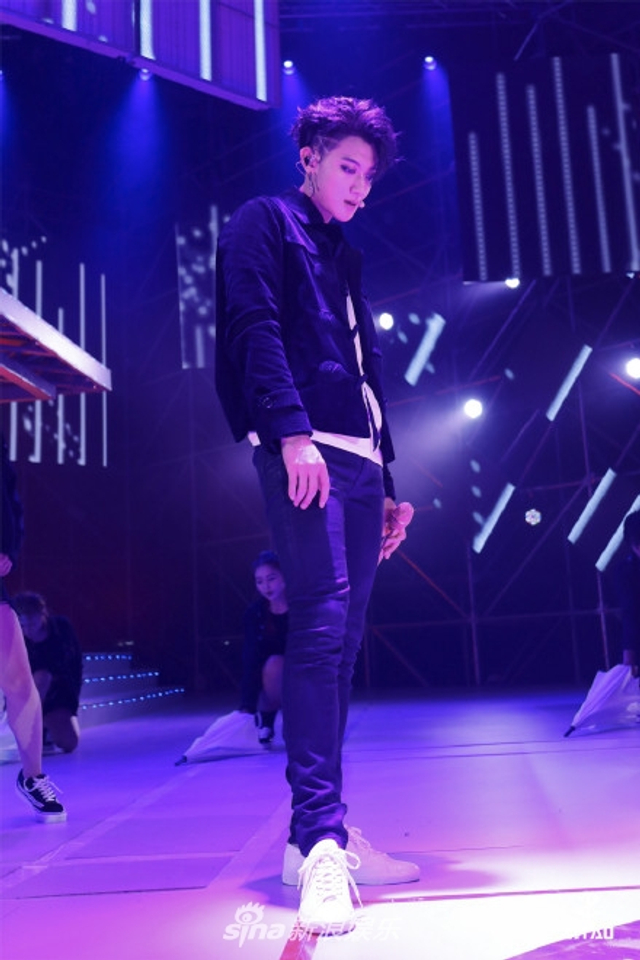 组图：黄子韬演唱会画超浓眼线大秀街舞燃爆 戚薇夫妇现身助阵