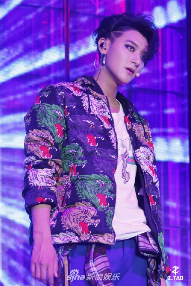 组图：黄子韬演唱会画超浓眼线大秀街舞燃爆 戚薇夫妇现身助阵