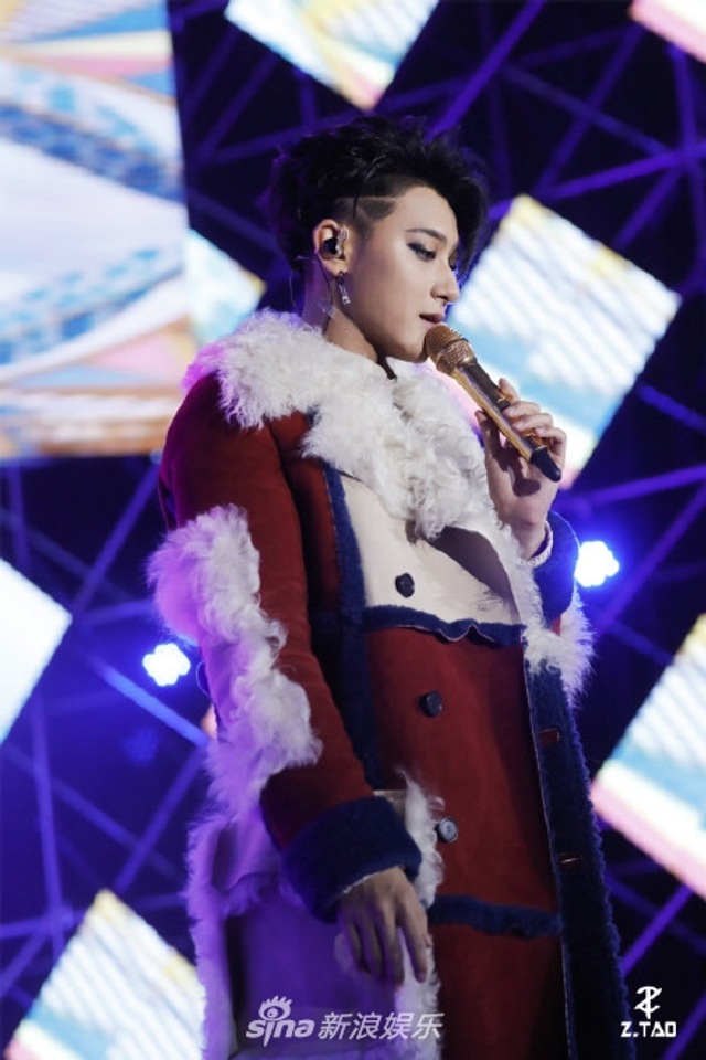 组图：黄子韬演唱会画超浓眼线大秀街舞燃爆 戚薇夫妇现身助阵