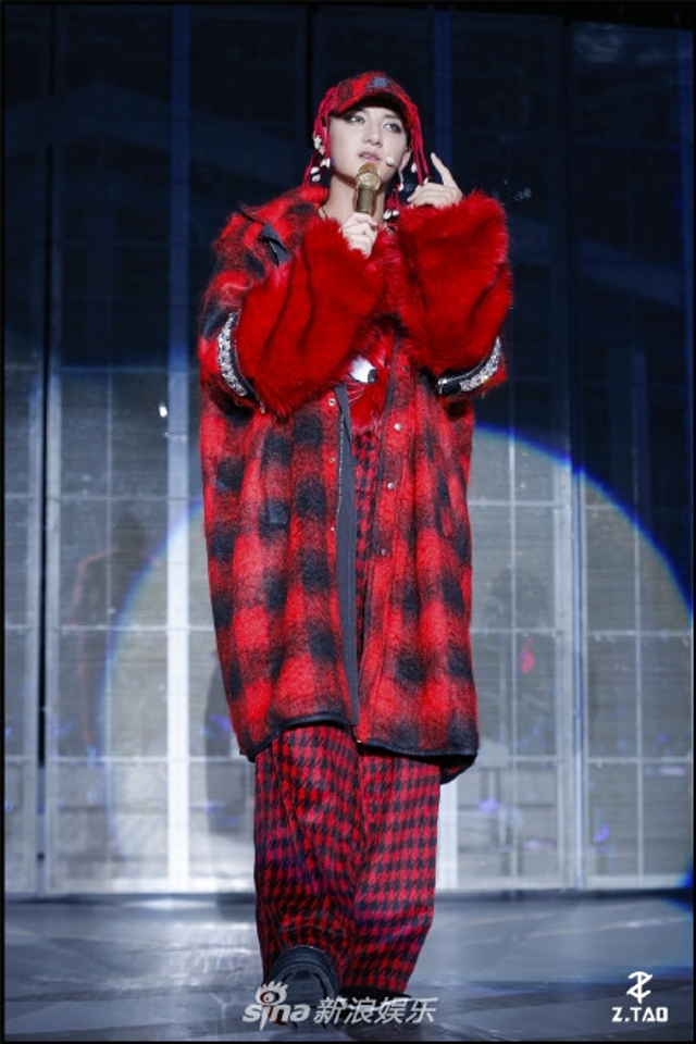 组图：黄子韬演唱会画超浓眼线大秀街舞燃爆 戚薇夫妇现身助阵