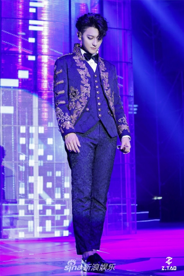 组图：黄子韬演唱会画超浓眼线大秀街舞燃爆 戚薇夫妇现身助阵