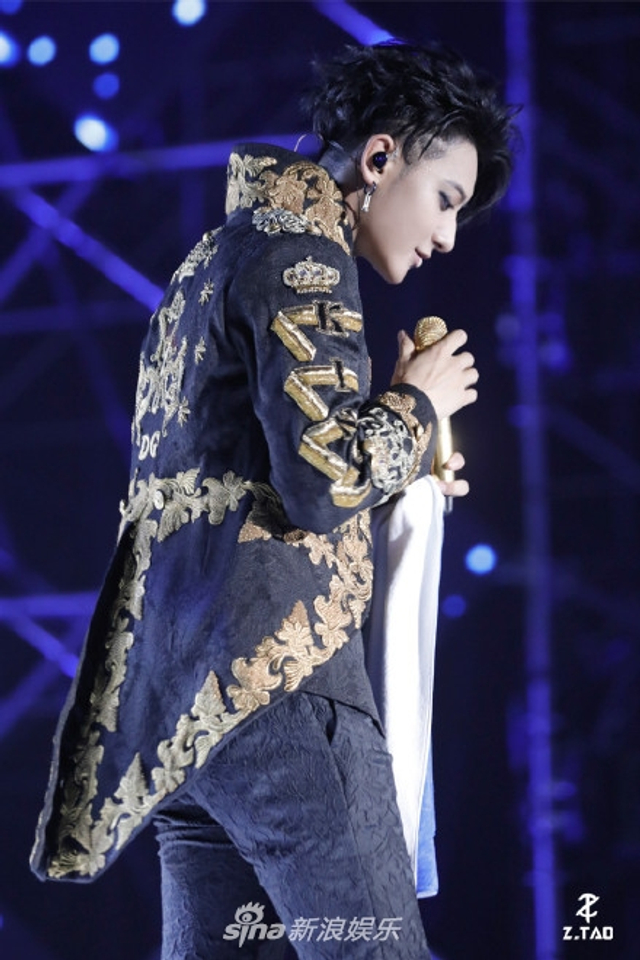 组图：黄子韬演唱会画超浓眼线大秀街舞燃爆 戚薇夫妇现身助阵