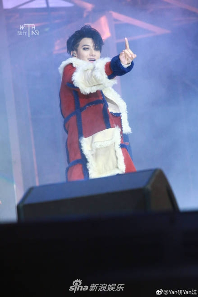 组图：黄子韬演唱会画超浓眼线大秀街舞燃爆 戚薇夫妇现身助阵