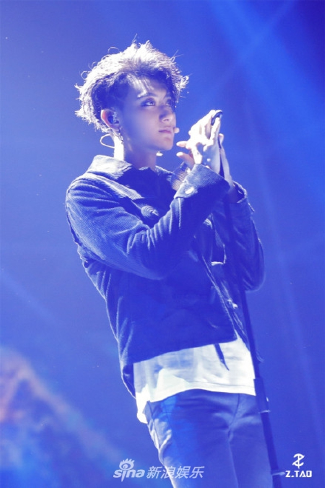 组图：黄子韬演唱会画超浓眼线大秀街舞燃爆 戚薇夫妇现身助阵