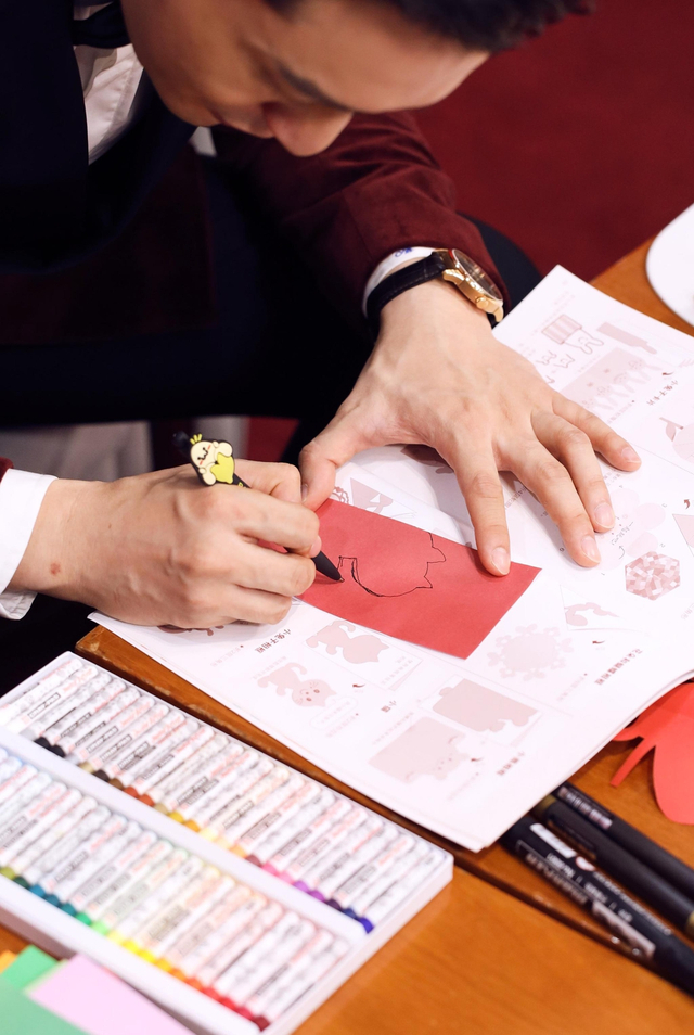 组图：黄晓明酒红色丝绒西服亮相专访 梳背头霸道总裁范儿十足