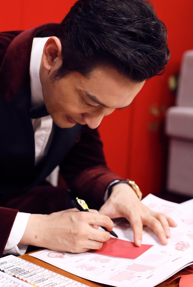 组图：黄晓明酒红色丝绒西服亮相专访 梳背头霸道总裁范儿十足