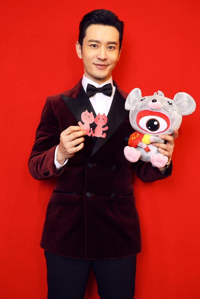 组图：黄晓明酒红色丝绒西服亮相专访 梳背头霸道总裁范儿十足