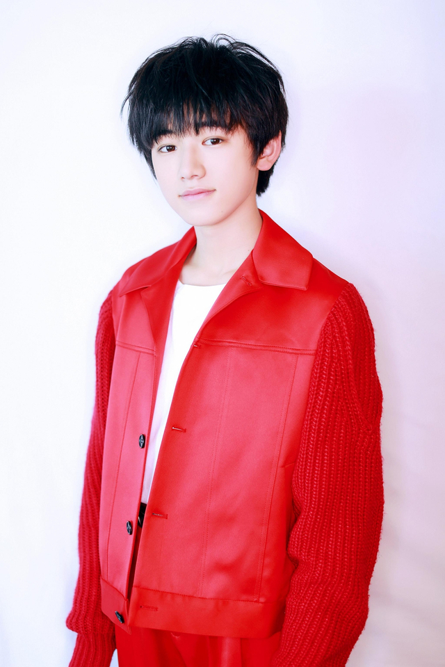 组图：台风少年团穿一身红色超喜庆 乖巧拜年少年感十足