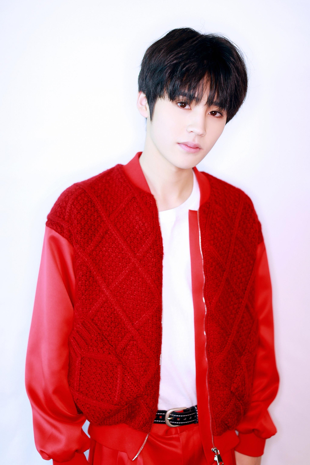 组图：台风少年团穿一身红色超喜庆 乖巧拜年少年感十足