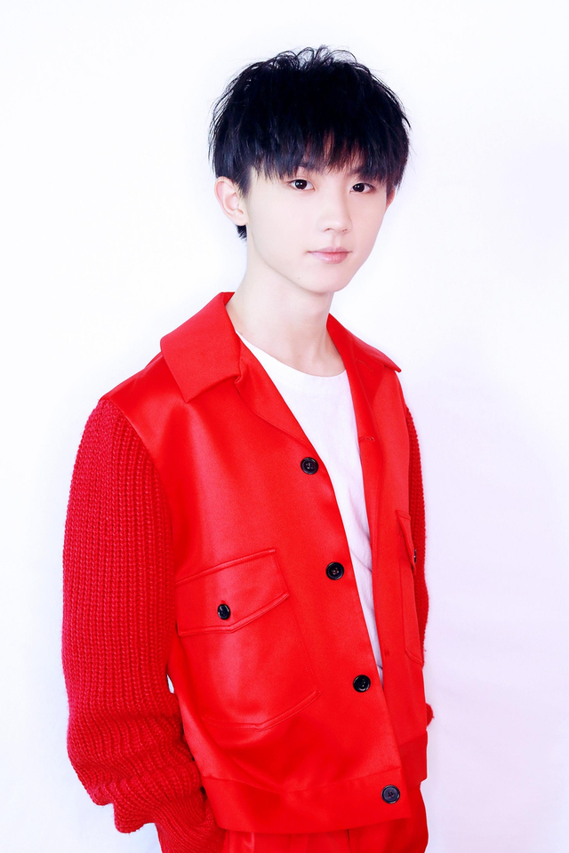 组图：台风少年团穿一身红色超喜庆 乖巧拜年少年感十足