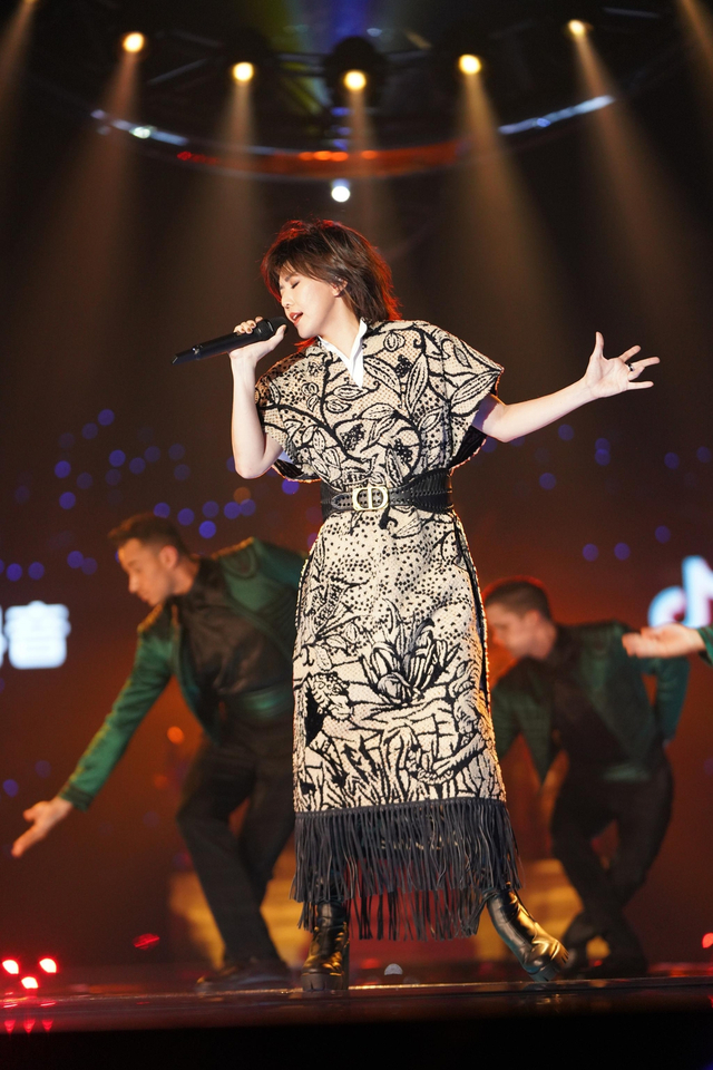 组图:2020跨年名场面!TF合体王一博水中唱跳肖战张艺兴合唱