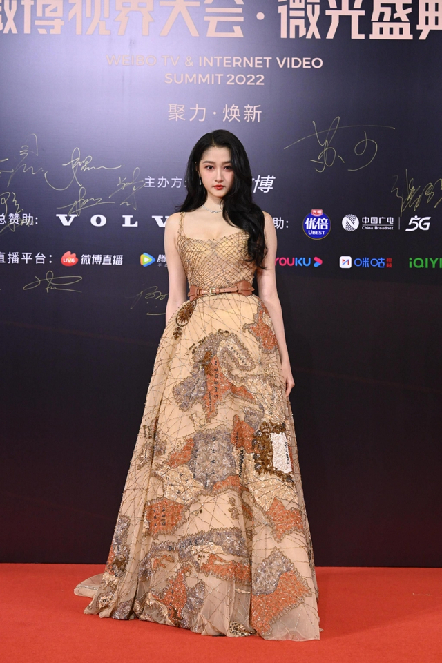 组图：关晓彤初冬氛围感大片 穿落叶棕刺绣礼服尽显温婉气质