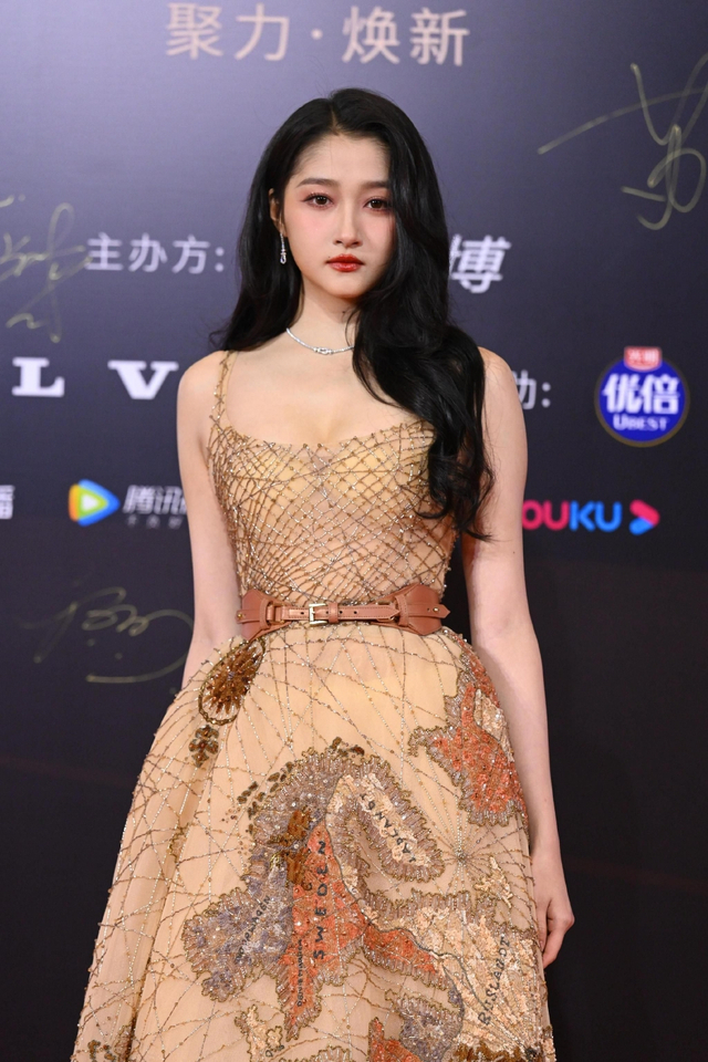 组图：关晓彤初冬氛围感大片 穿落叶棕刺绣礼服尽显温婉气质