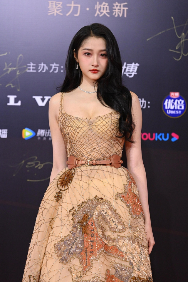 组图：关晓彤初冬氛围感大片 穿落叶棕刺绣礼服尽显温婉气质
