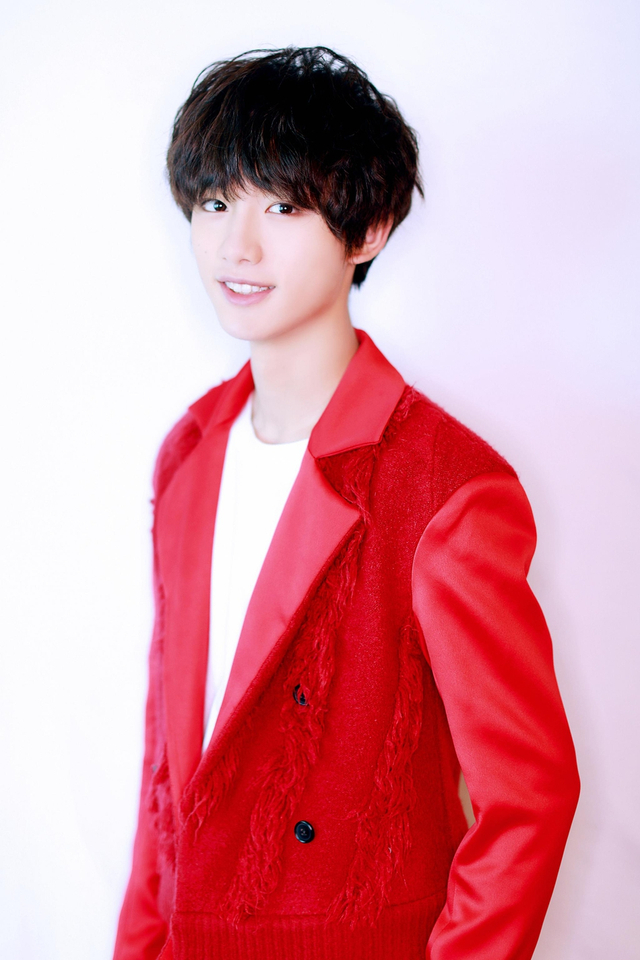 组图：台风少年团穿一身红色超喜庆 乖巧拜年少年感十足