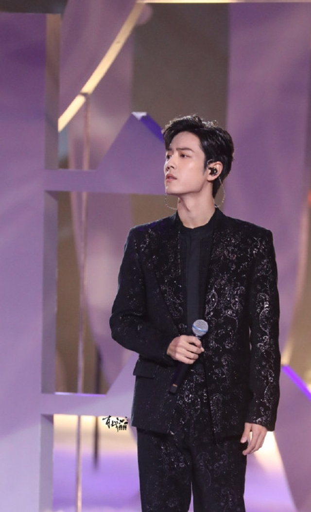 组图:2020跨年名场面!TF合体王一博水中唱跳肖战张艺兴合唱