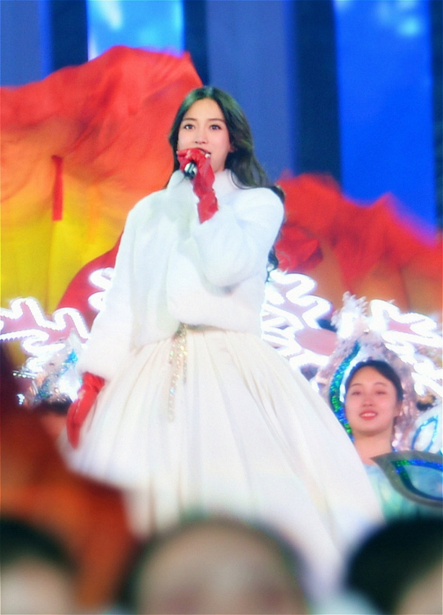 angelababy白衣红手套超美 风吹起头发宛如仙女下凡