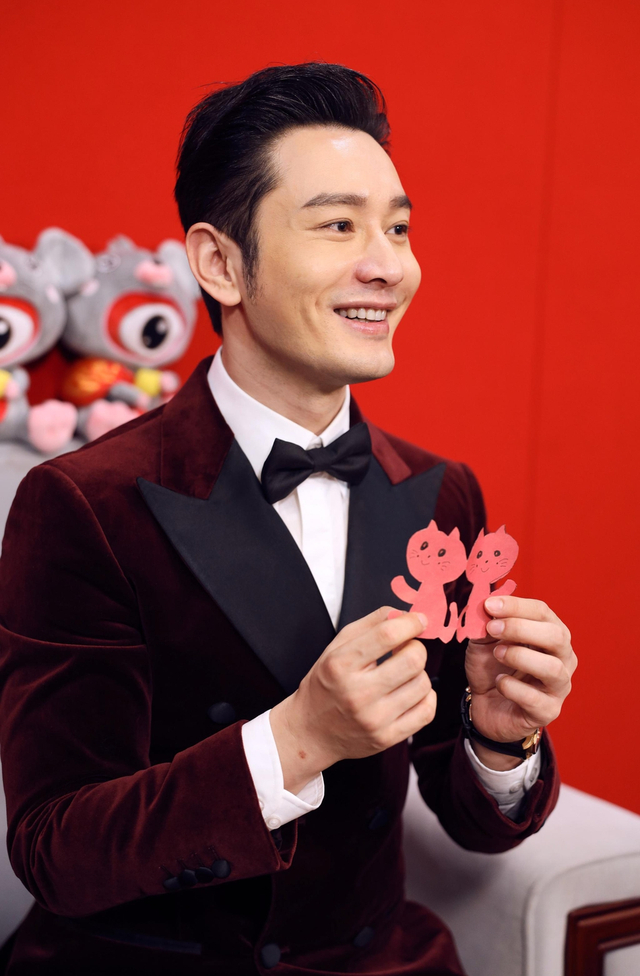 组图：黄晓明酒红色丝绒西服亮相专访 梳背头霸道总裁范儿十足