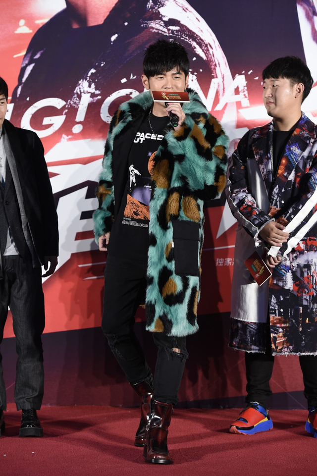 《好声音》哈林拭汗谢霆锋脱大衣 周杰伦穿花色貂皮抢奖杯