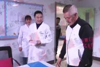 62岁赵本山近照曝光 满头白发亲自指导弟子拍戏状态佳