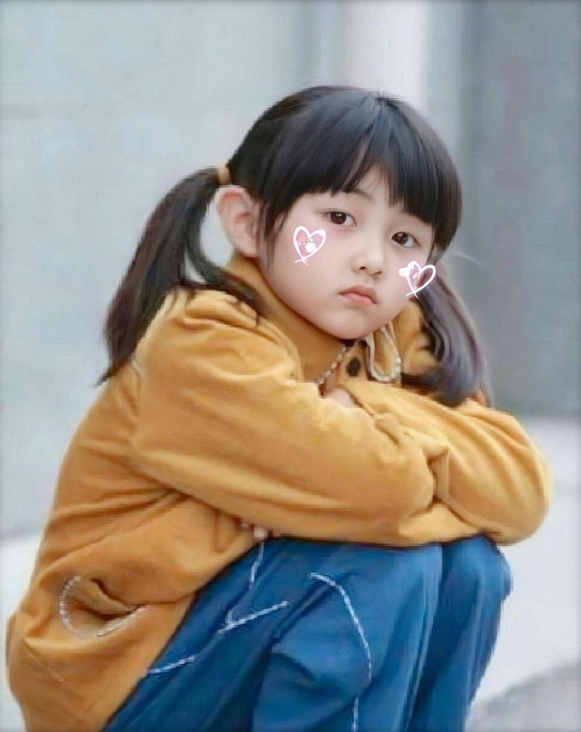 张子枫童年照曝光 扎双马尾俏皮灵动_新浪图片